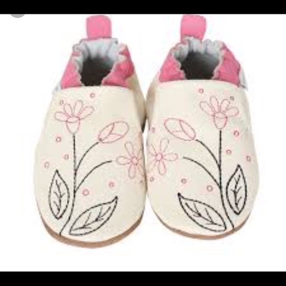 Robeez Other - Robeez pink sugar crib shoes